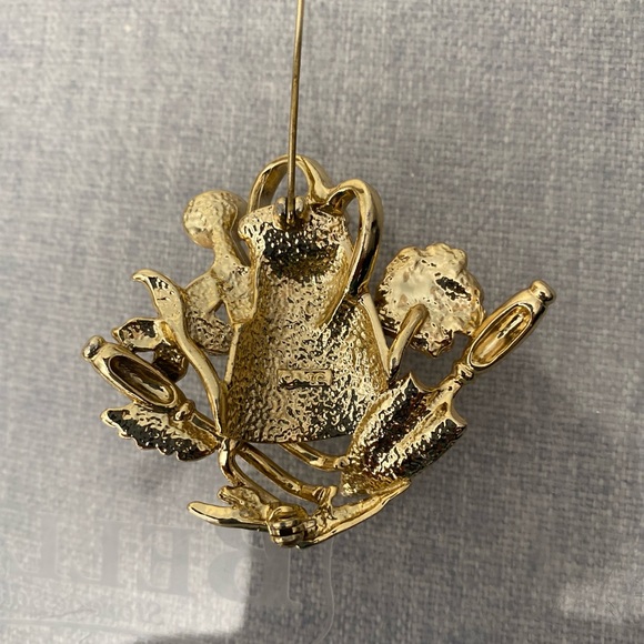 Watering Can, flowers  Gardener brooch/pin. Gold tone VG used condition. - Picture 4 of 4